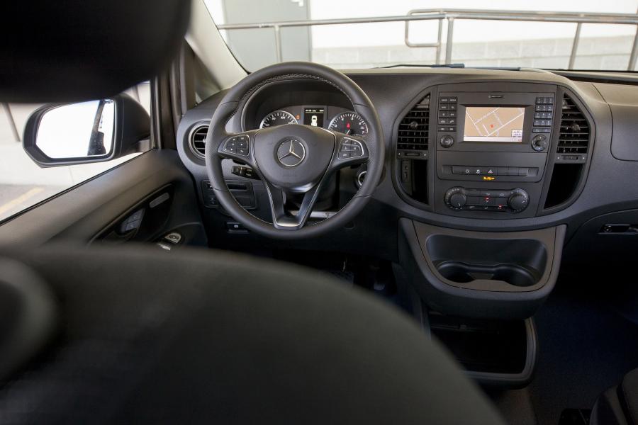 Интерьер Mercedes-Benz Metris Cargo Van 2015 года  (фото 30 из 31)
